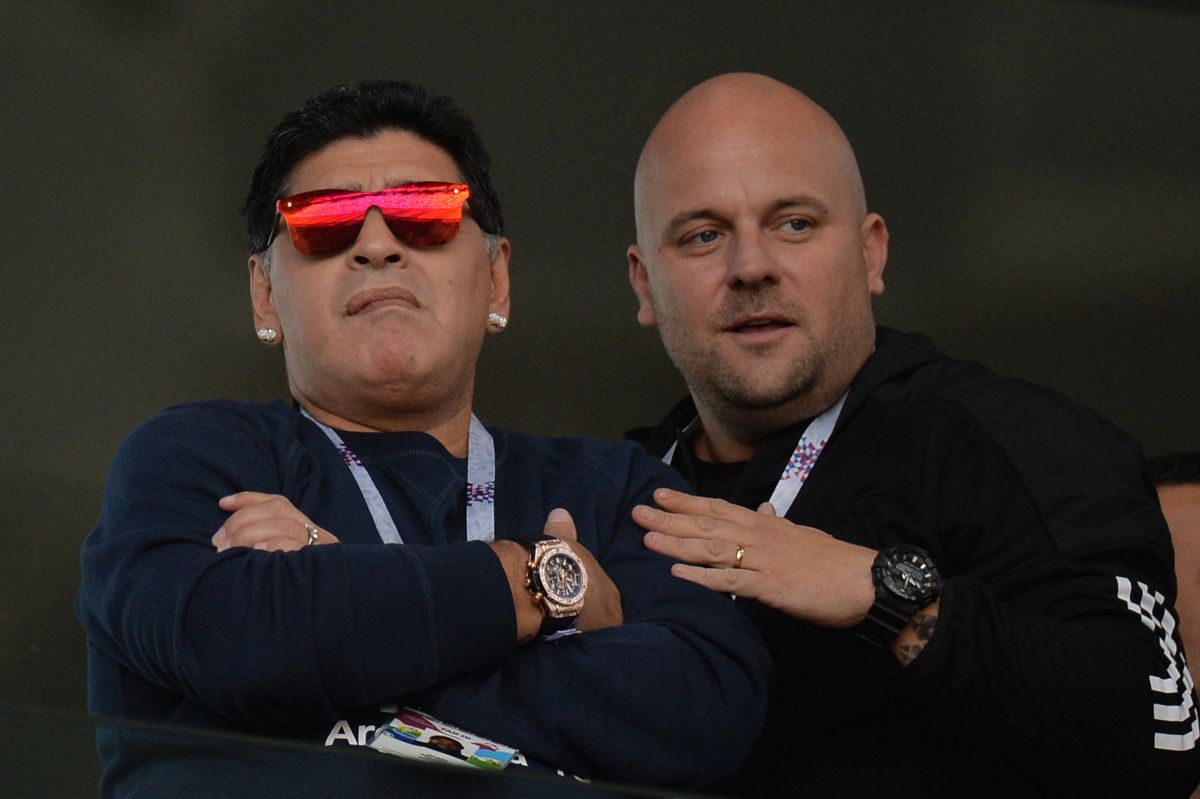 Maradona se ispričao: "Prvi put čujem da se ne smije pušiti na stadionima"