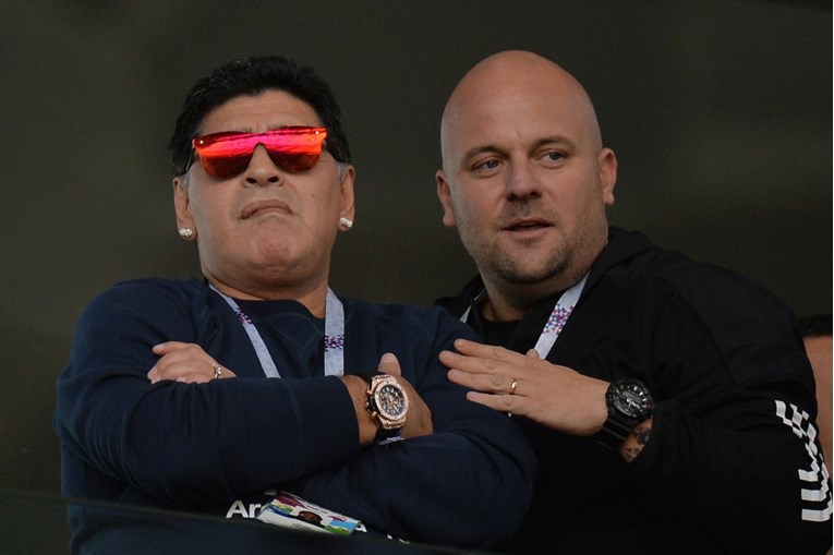 Maradona se ispričao: "Prvi put čujem da se ne smije pušiti na stadionima"