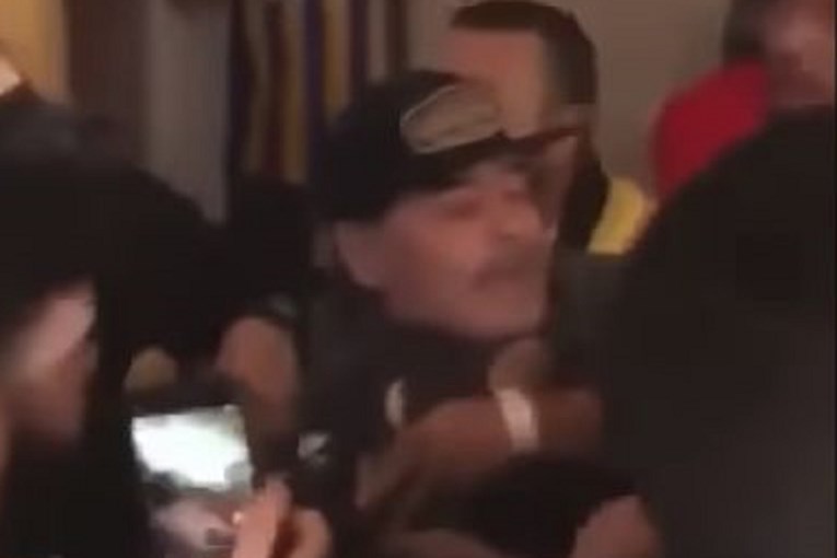 VIDEO Maradona šakama napada navijačice koje mu pjevaju "Popuši ga"