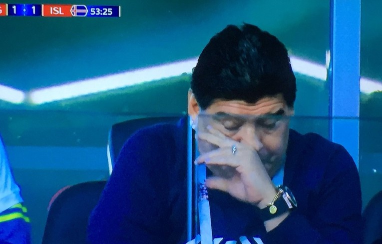 Maradona šmrca u loži, internet luduje