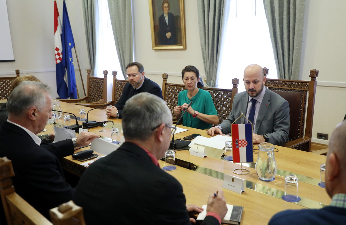 Maras: Vlada javne službenike tjera da iseljavaju