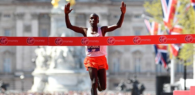 Najbolji maratonac svijeta četvrti put slavio u Londonu i postavio rekord