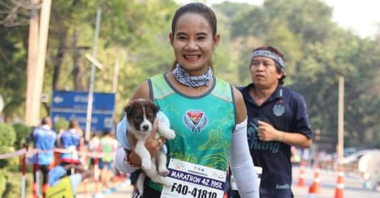 Žena istrčala 30 kilometara maratona noseći psića kojeg je usput spasila