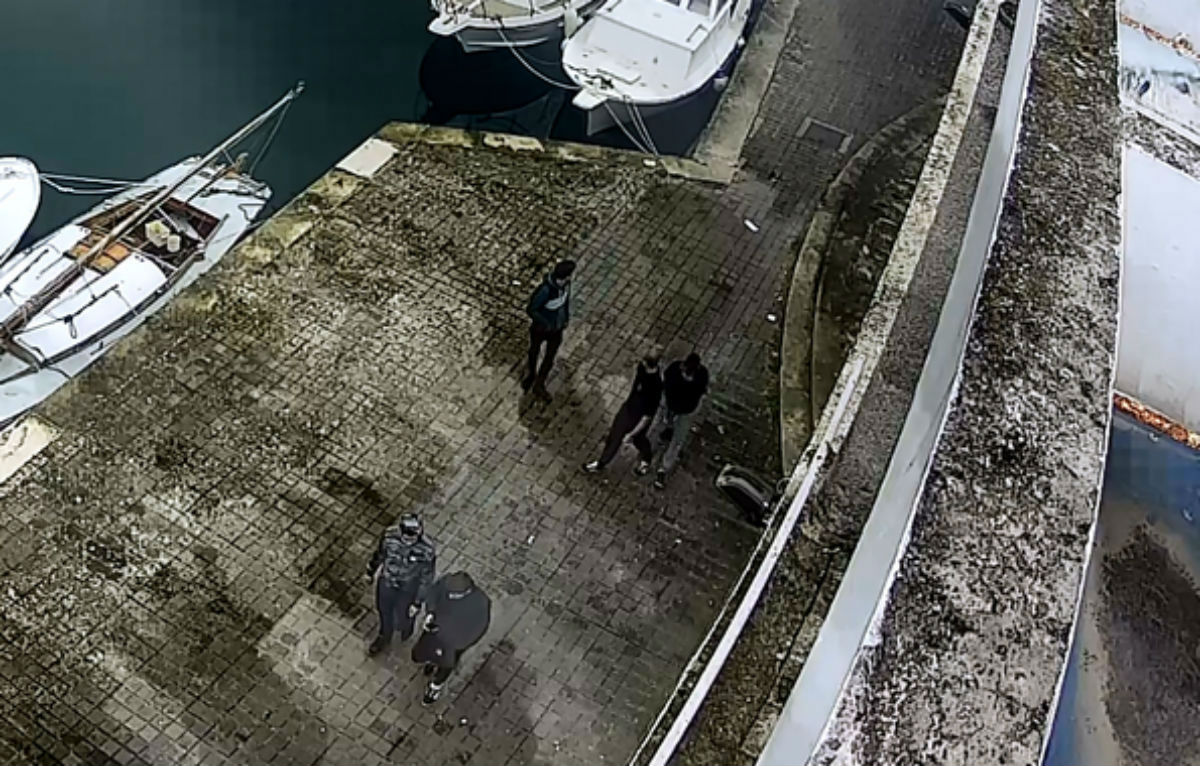 FOTO Policija traži pomoć, sumnjaju da su ovi mladići podmetnuli požar