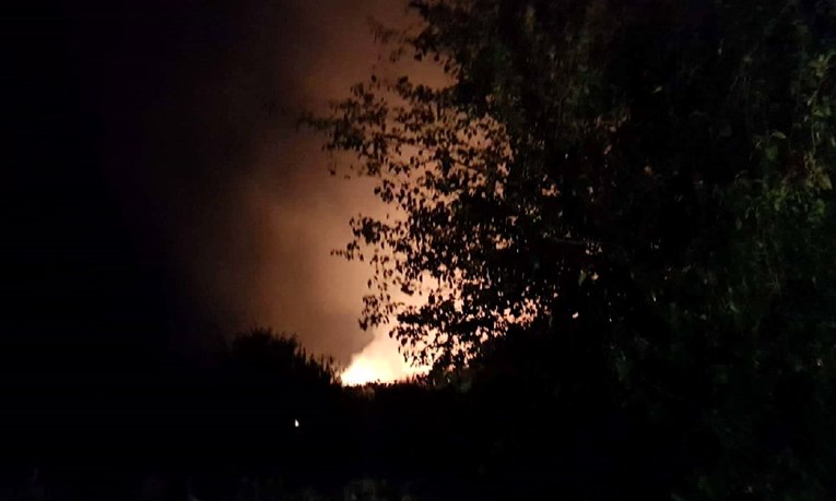 Policija: Požar na Marjanu izazvao je otvoreni plamen ili žar