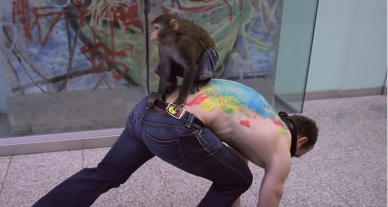 Umjetnik pustio majmunu da mu nacrta tetovažu preko cijelih leđa