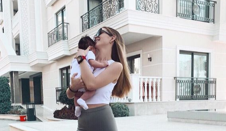 Žena bivšeg dinamovca tromjesečnog sina oblači u Gucci: "Hvala, tatice"