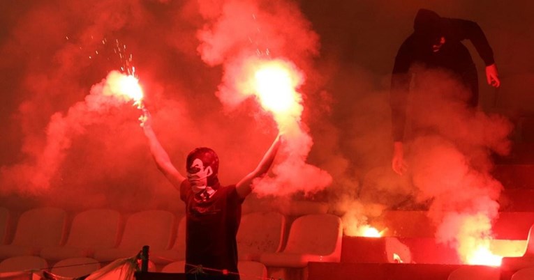 Policija objavila fotografije: Ovako navijači unose pirotehniku na stadion