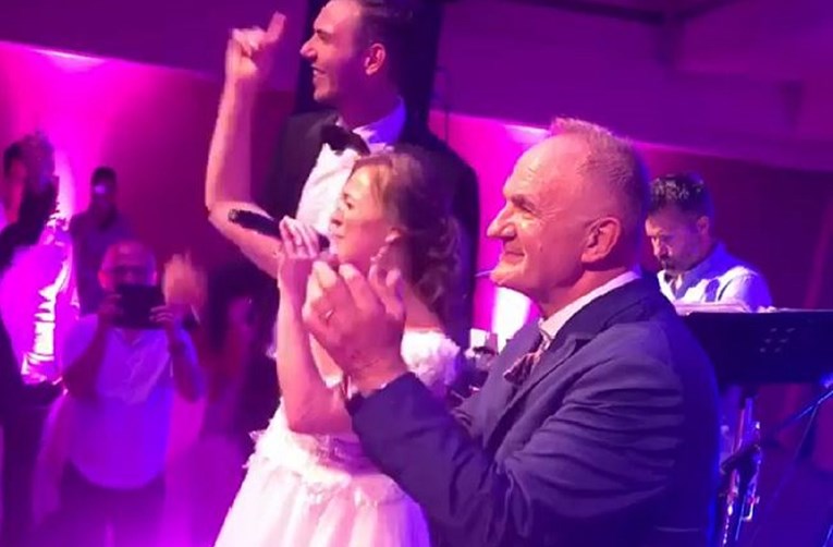 Mate Bulić zapjevao s kćerkom na svadbi, mladenka oduševila goste