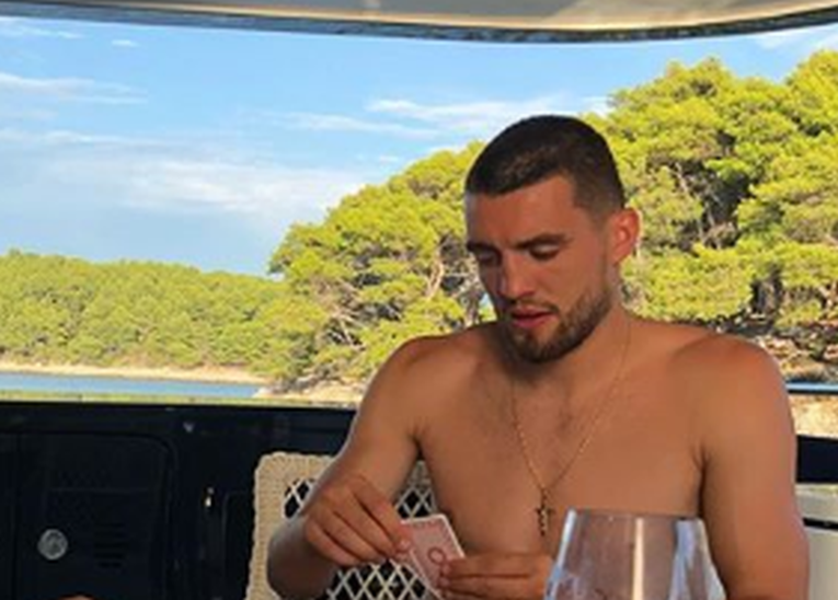 Mateo Kovačić objavio fotke s jahte na kojoj on i Izabel uživaju s Modrićima