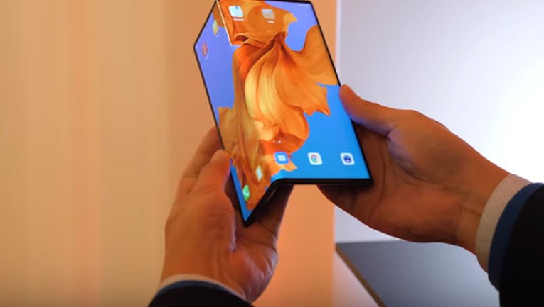 VIDEO Huawei predstavio novi preklopni pametni telefon