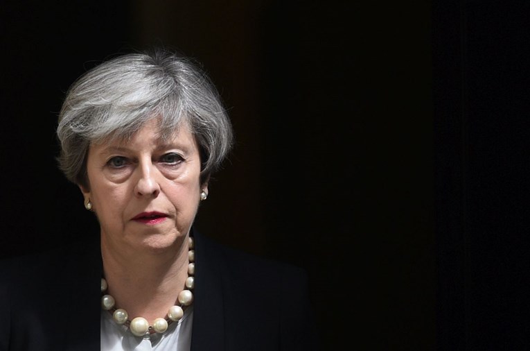 Težak poraz Therese May: Izgubila je kontrolu na Brexitom, napuštaju je ministri