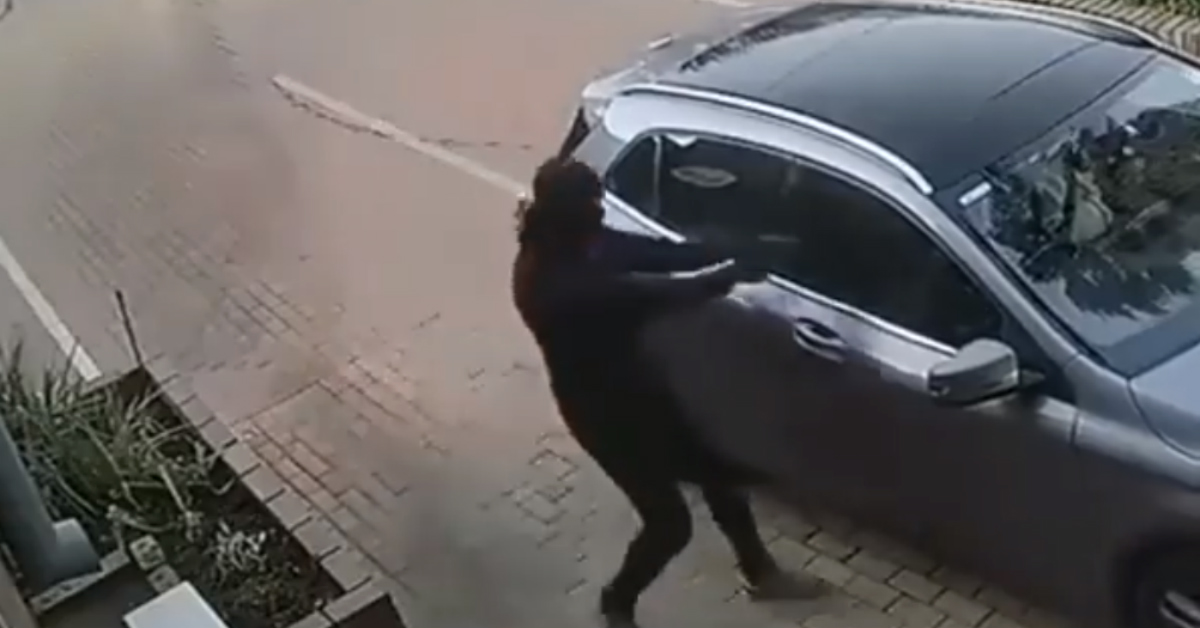 Lopovi mu pokušali oteti Mercedes, njegova reakcija je legendarna