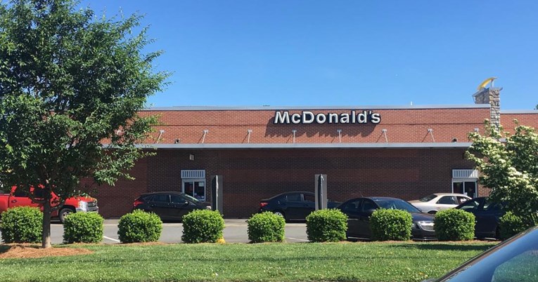 Žena rodila na parkiralištu McDonald'sa pa naručila hamburger