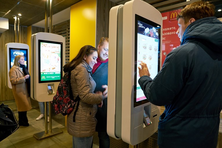 Zbog veće minimalne satnice McDonald's mijenja radnike aparatima