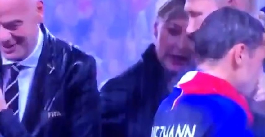 Postoji dobar razlog: FIFA objasnila zašto je žena iza Putina strpala zlatnu medalju u džep