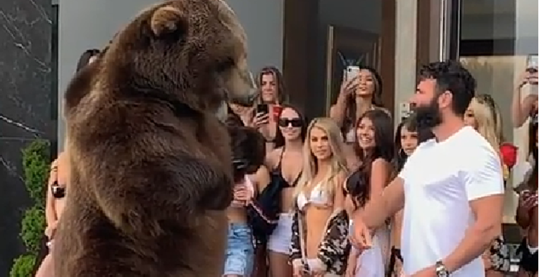 Poznati milijunaš doveo medvjeda na tulum, fanovi ga prozvali zbog toga