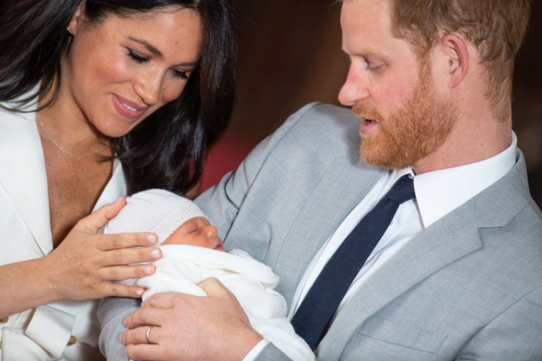 Fotografija Meghan Markle i princa Harryja otkrila boju kose njihove bebe