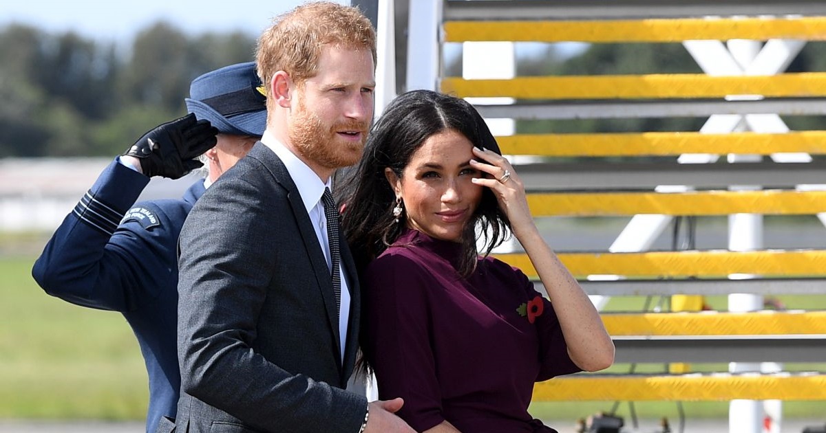 Kraljica pobjesnila na "razmaženu" Meghan : "Neće dobiti sve što poželi"