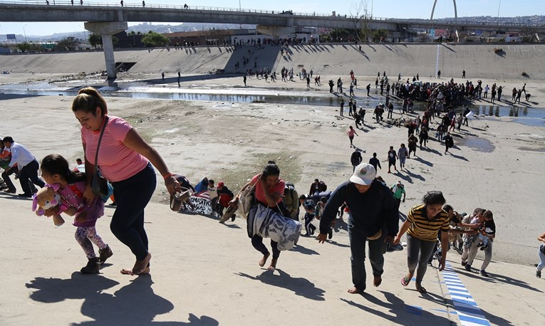 Američka policija odbila migrante suzavcem, Meksiko će ih deportirati