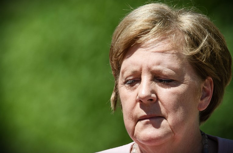 Merkel se već neko vrijeme nekontrolirano trese. Što joj se to događa?