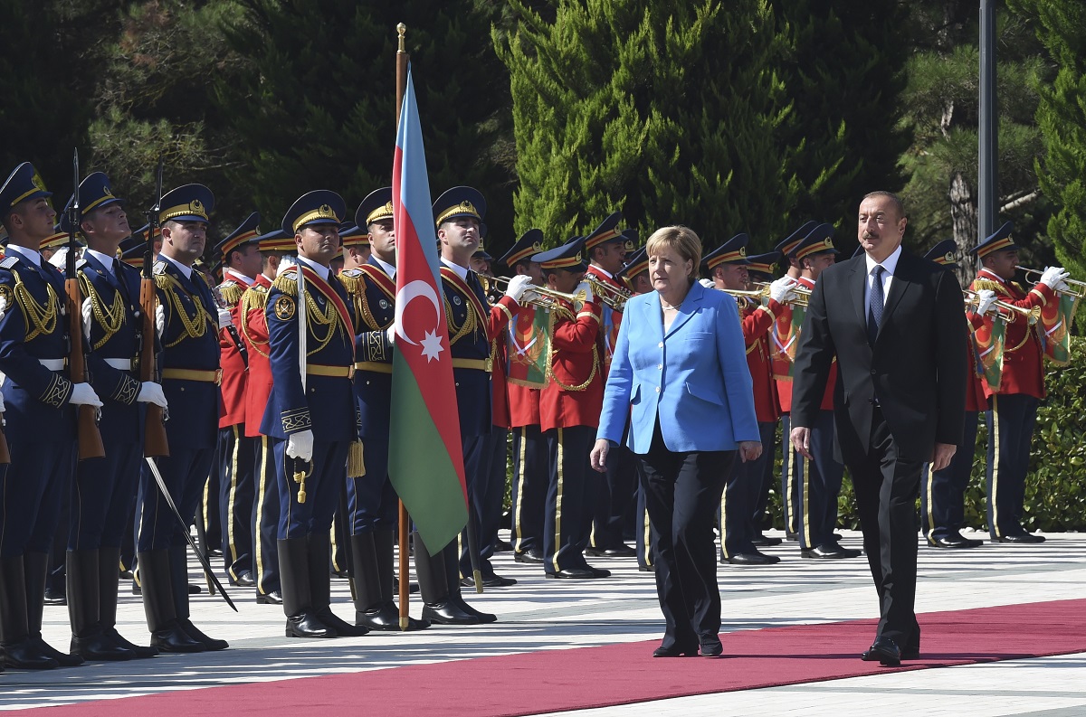 Merkel poziva na snažnije veze EU-a s Azerbajdžanom