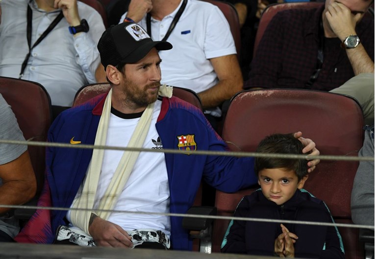 Messi gleda utakmicu Barcelone i Intera u društvu sina