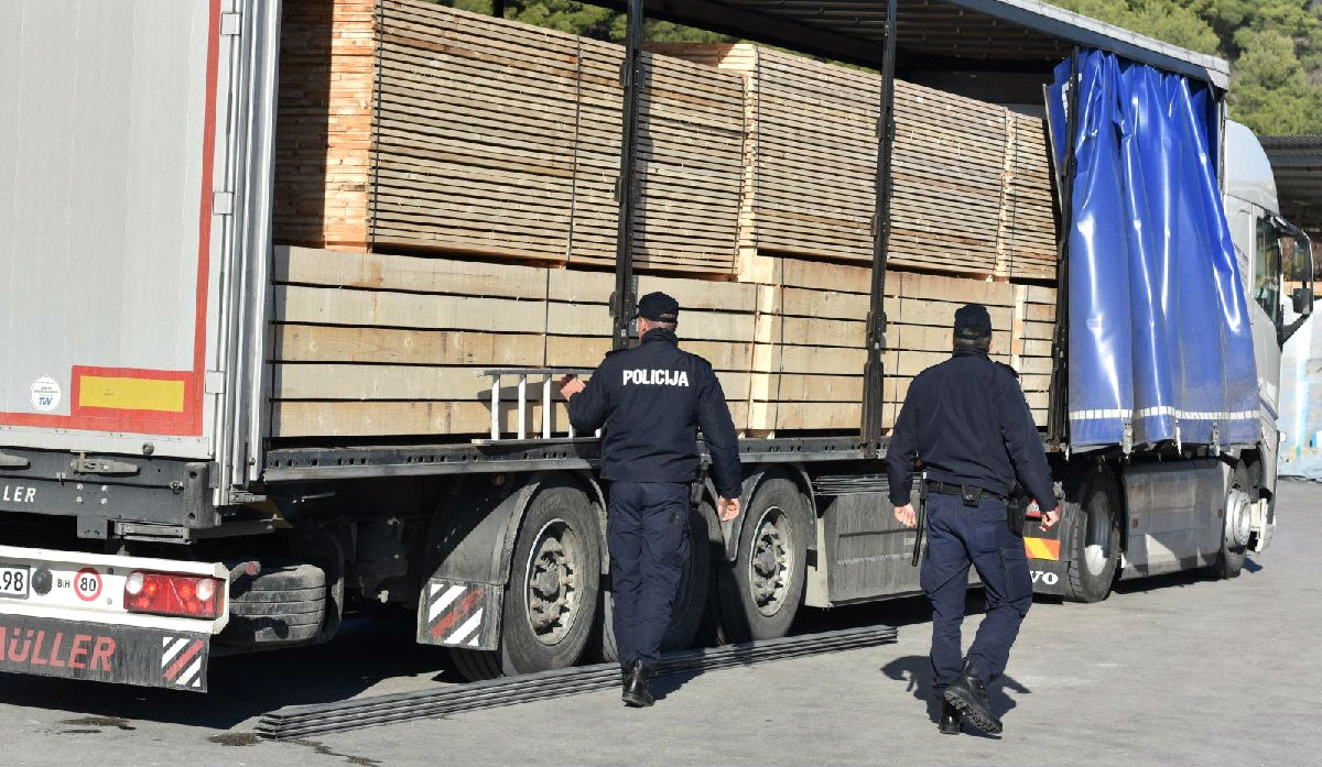 Migranti u Sisku iskočili iz cisterni, policija ih privela