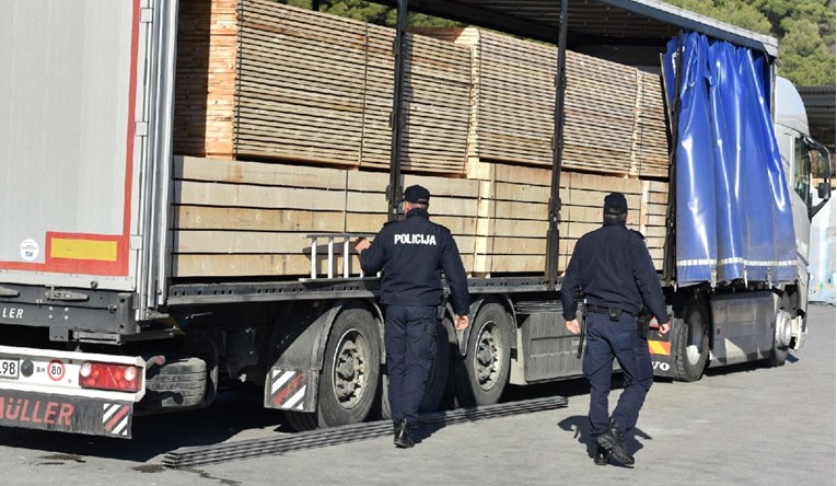 Migranti u Sisku iskočili iz cisterni, policija ih privela