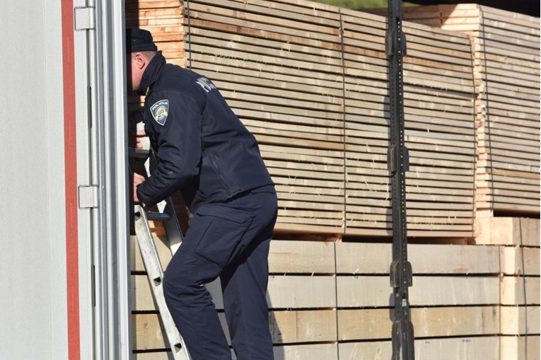 U pivovari u Koprivnici našli dva migranta, bili sakriveni u kamionu