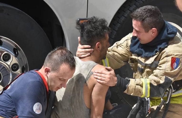 VIDEO Migrant u Sarajevu zaglavio ispod autobusa, spasili ga vatrogasci