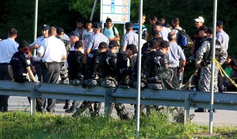 U kampu u BiH potukli se migranti, policajci morali koristiti pištolje