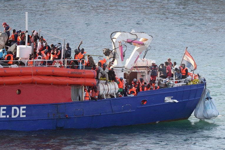 Talijanski ministar: Brod s 450 migranata ne može i ne smije ući u Italiju