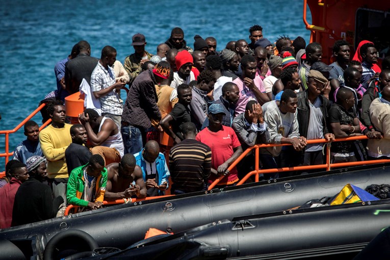 S talijanskog broda hitno iskrcano 16 bolesnih migranata