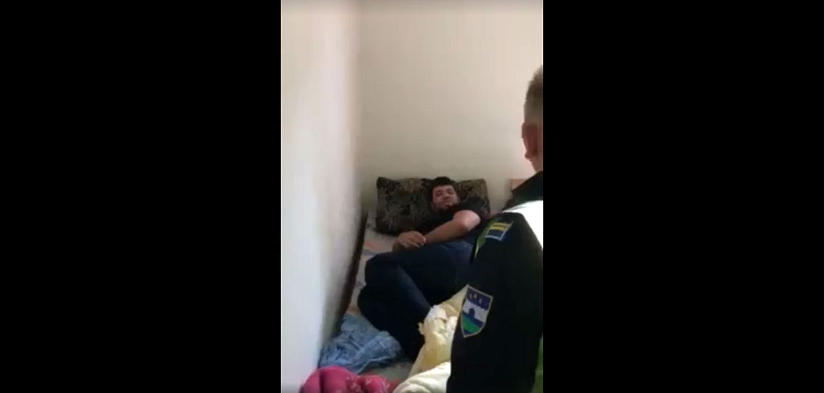 VIDEO Policija u BiH tjera migrante iz kuće u koju su se sklonili od zime