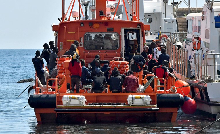 Skoro 100 migranata spašeno u moru kod Libije, ne žele se iskrcati s broda
