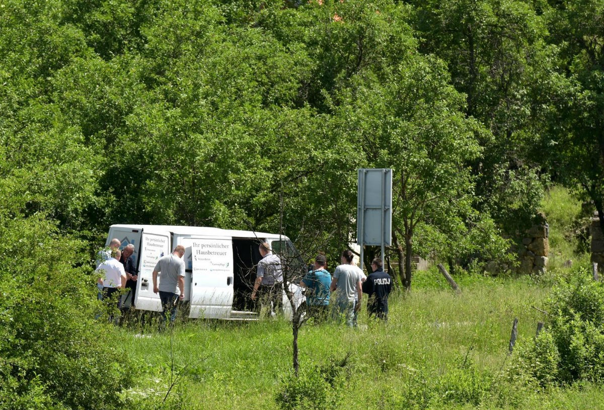 Srbin udario u policijski kombi pa sletio u provaliju, skrivao je migrante