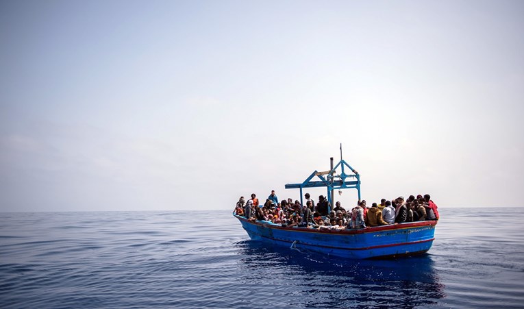 Na pomolu novi spor oko migranata: Brod spasio 65 ljudi i plovi prema Italiji