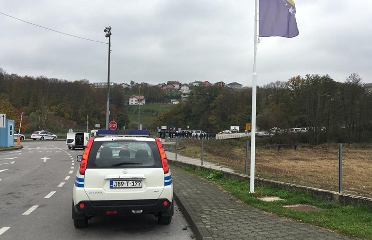 Migranti proveli cijelu noć kod granice BiH i Hrvatske, odbijaju se maknuti