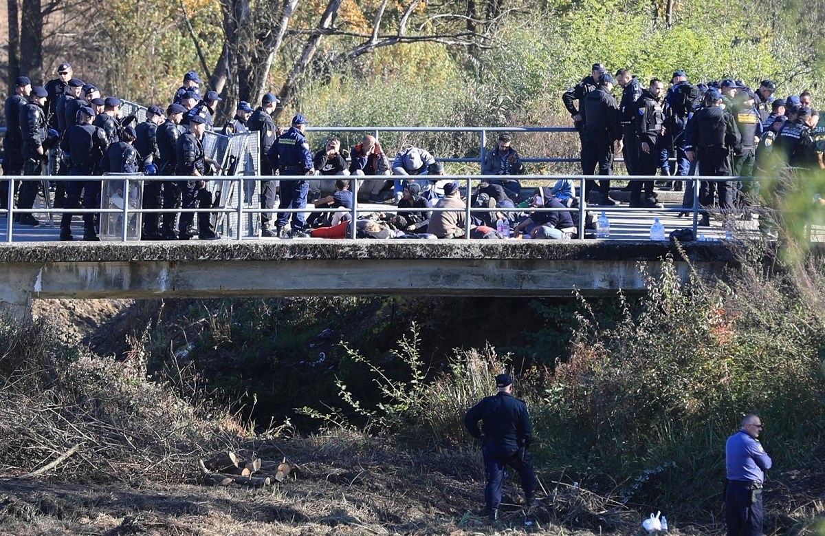 Nervozni migranti, ljuti kamiondžije i miris očaja. Bili smo na granici