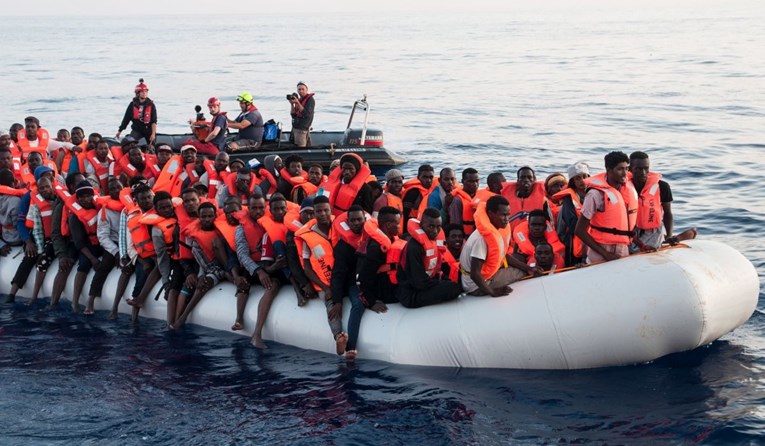 Brodovi s migrantima plutaju po Mediteranu, a europske vođe nemaju pojma što raditi. Ima li rješenja za krizu?