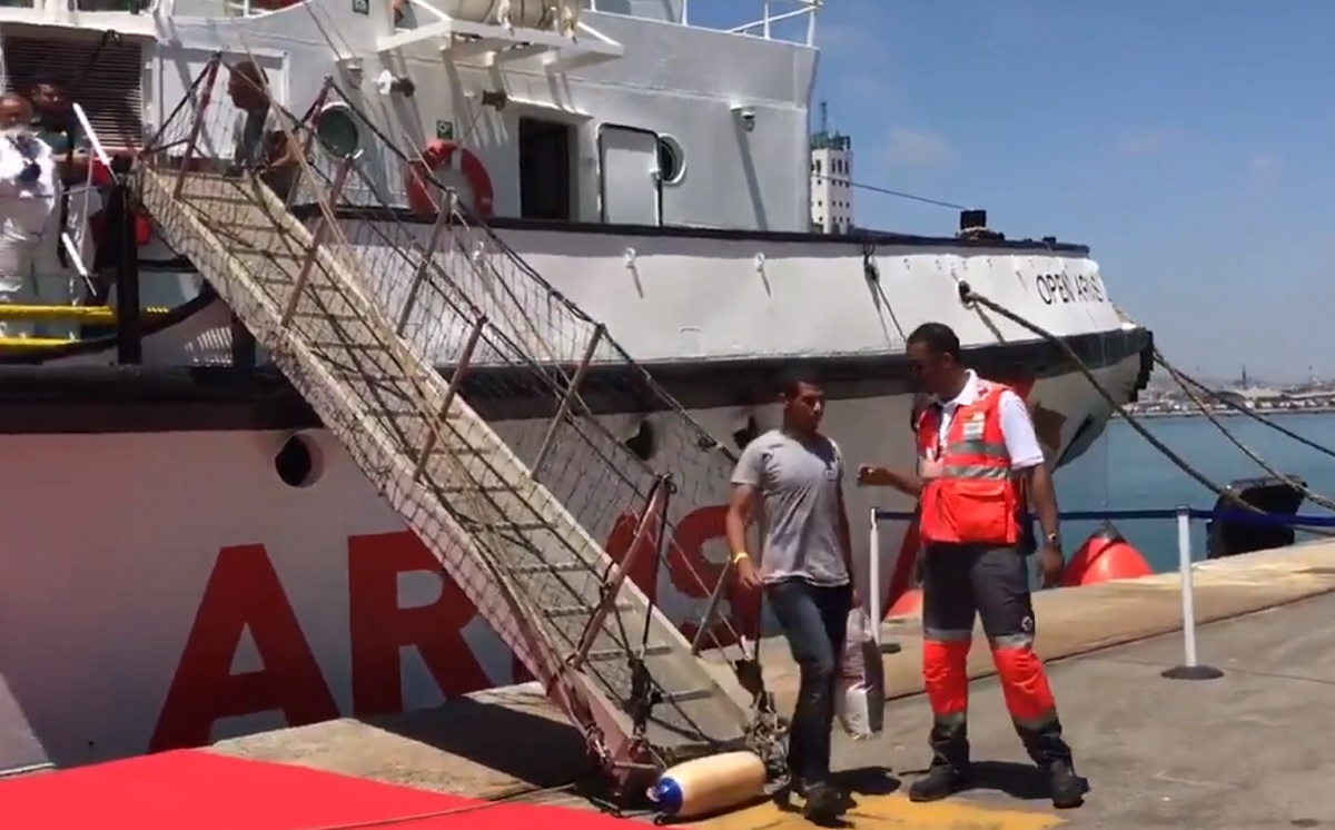 Italija i Malta odbile brod s migrantima, pristao je u Barceloni