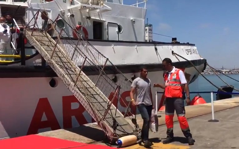 Italija i Malta odbile brod s migrantima, pristao je u Barceloni