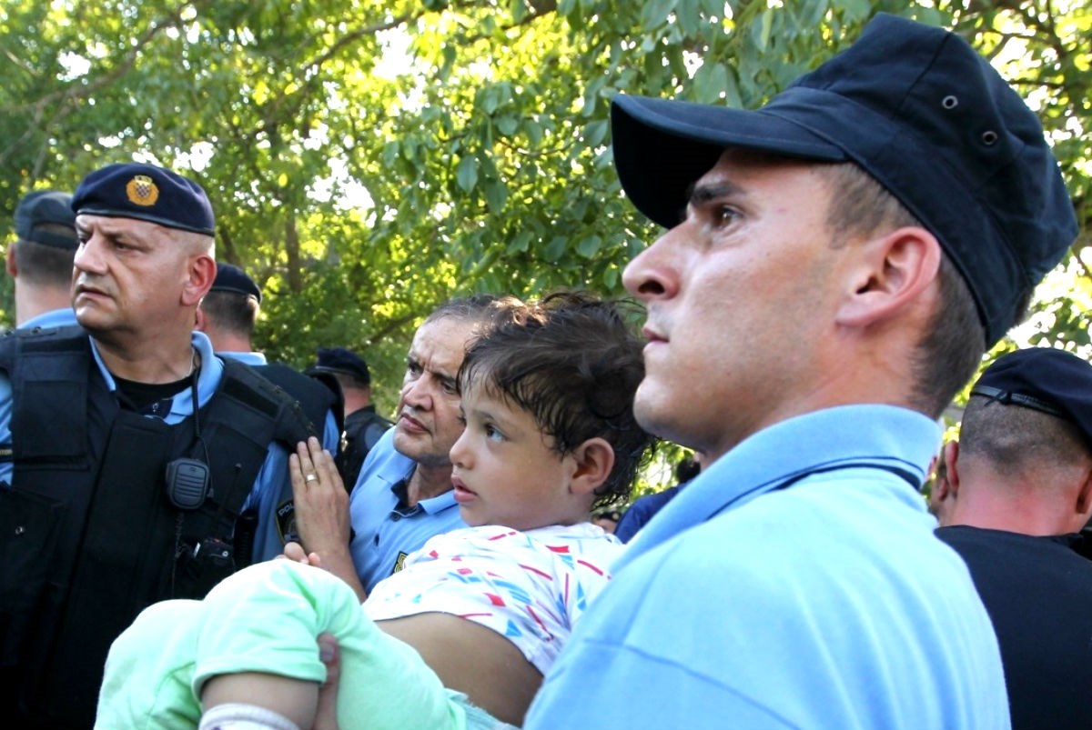 Policija je prije tri godine nosila djecu na rukama. Danas imamo jedno mrtvo i dvoje ranjene djece