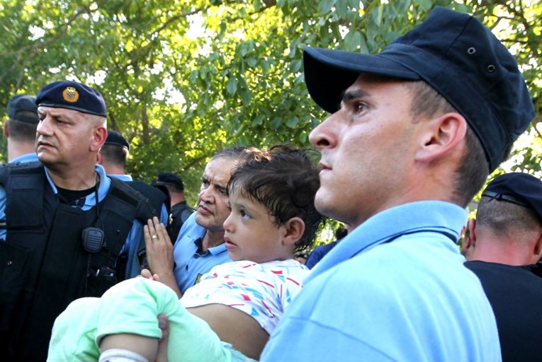 Policija je prije tri godine nosila djecu na rukama. Danas imamo jedno mrtvo i dvoje ranjene djece