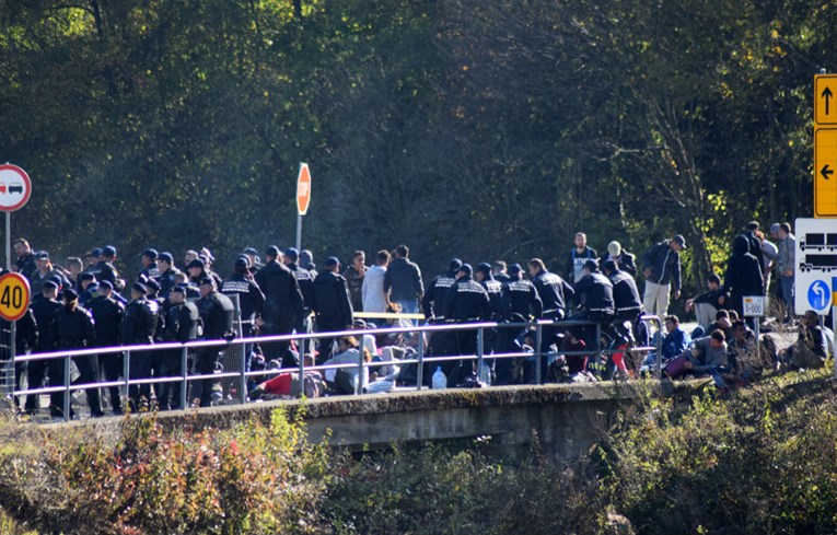 Velika galerija: Stotine migranata nadomak hrvatske granice