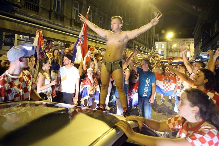 VIDEO Zagreb se još ne predaje, navijači ne odustaju od slavlja, ulice gore