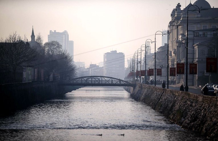 Pijani muškarac u Sarajevu pao u rijeku Miljacku