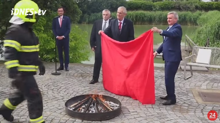 VIDEO Češki predsjednik na konferenciji za novinare spalio gaće