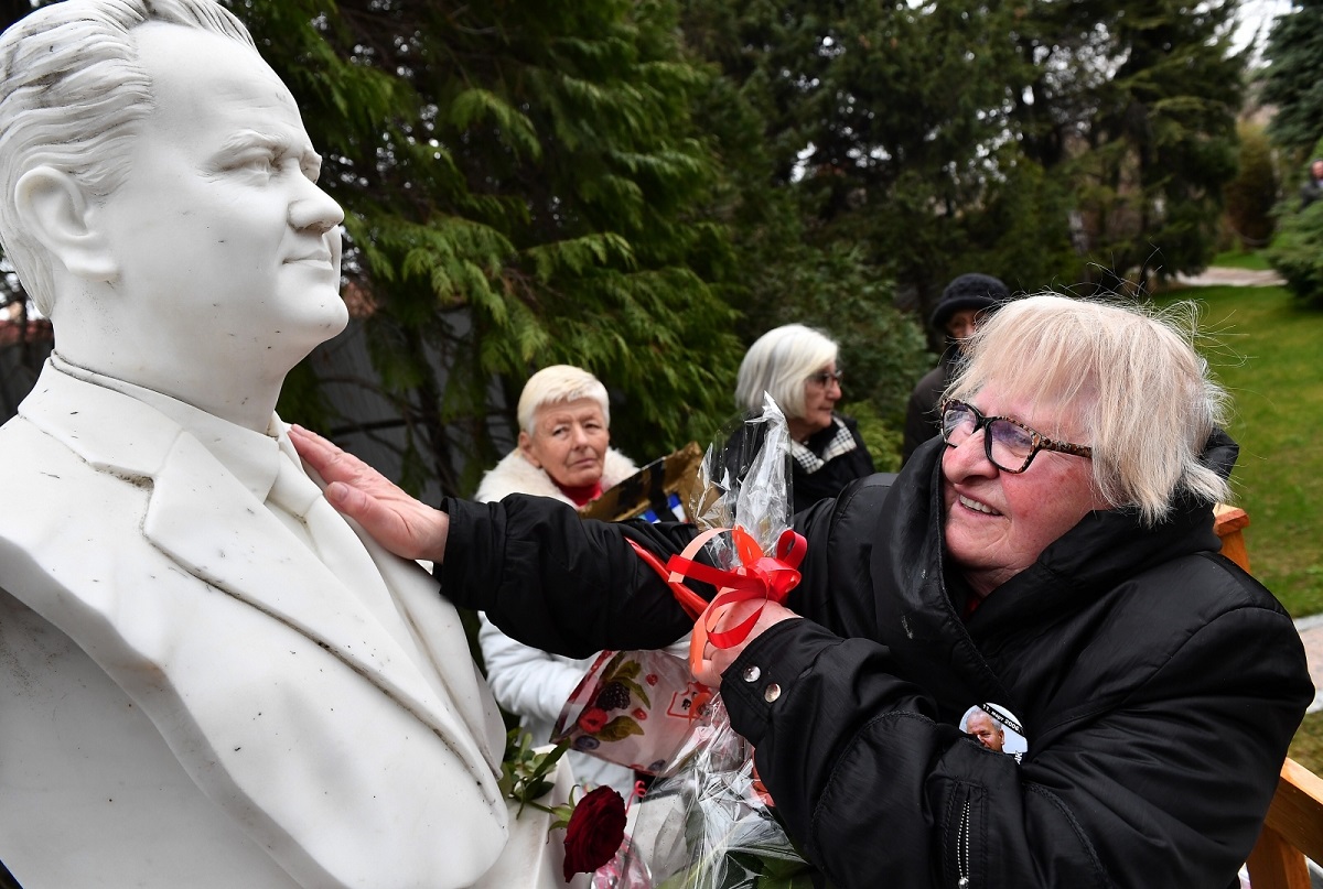 Prije 13 godina umro je Milošević. Na grobu mu maze bistu i ljube križ